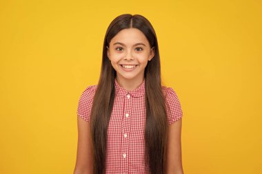 Küçük bir kız çocuğu. 12,13 yaşında, 14 yaşında. Tecrit edilmiş bir geçmişi var. Çocuk stüdyo resmi. Duygusal çocukların yüzü