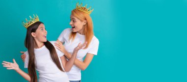 Anne ve kız çocuk afişi, kopyalama alanı, izole edilmiş arka plan. Şaşkınlık içinde olmak. Şaşırmış anne, kızına bak. Sürpriz parti.