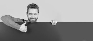 İnsan yüzü portresi, fotokopi alanı olan pankart. Boş kağıt pankartın arkasında sunum için fotokopi alanı olan neşeli bir adam. Başparmak yukarı, iletişim.