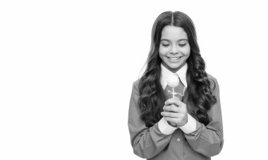 Gülümseyen çocuk portresi uzun kıvırcık saçlıdır. Çikolatayı tatlı dişleriyle izole eder..