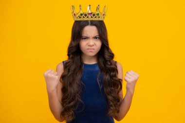 Kızgın genç kız, üzgün ve mutsuz negatif duygu. Genç prenses çocuk başarıyı ve zaferi kutluyor. Kraliçe tacındaki genç kız.