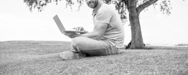 kırpılmış serbest adam blogu çevrimiçi çimlere otur, e-posta.