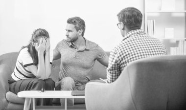 Yanlış anlama. Psikolog seansındaki kızgın çift. Aile terapisi. Kadın ve erkek sosyal hizmet görevlisiyle konuşur. Kişiler arası ilişkiler. Yaşam koçu. Ziyaretçi seksolog. Evlilik sözleşmesi.