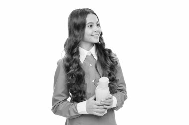 Mutlu çocuk, içinde sıvı yiyecek olan sarı plastik şişeyi beyaza, çocukluk beslenmesine izole eder..