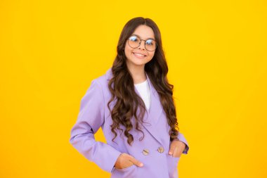 Ergenlik çağındaki tatlı bir kız vesikalığı. İzole edilmiş arka planda çocuk portresi. Güzel ergen yüzü