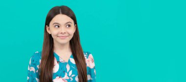 Çocukluk hayalgücü. Yaratıcı çocuk mavi arka planı. Hayalperest kız. Hayal gücü. Sadece hayal et. Çocuk yüzü, yatay poster, izole edilmiş genç kız portresi, fotokopi alanı olan pankart