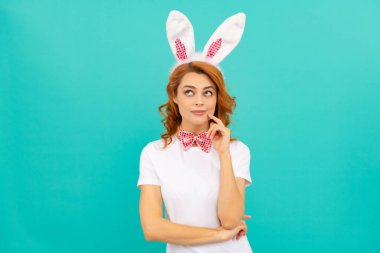 Tavşan kulaklı Paskalya kızı ve mavi arka planda papyon.