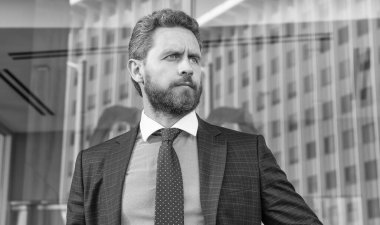 Ofis dışında takım elbiseli yakışıklı bir girişimci. İş adamı gibi..