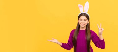 Komik tavşan kulağı takan sevimli bir çocuk. Paskalya bahar tatili. kopyalama alanı. Mutlu genç kız. Paskalya çocuğu yatay posteri. Tavşan çocuğun web afişi, kopyalama alanı