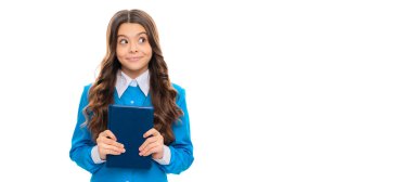 Meraklı bakışları olan küçük bir çocuk okul kitabını beyaz kitap kurdu üzerinde izole etmiş. Öğrenci pankartı. Kopya alanı olan öğrenci portresi