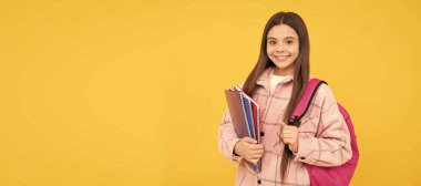 Sonbahar okulu. Neşeli öğrenci defterleri ve kitapları tutuyor. Okula dönüyorum. Liseli kız öğrenci pankartı. Kopya alanı olan öğrenci portresi