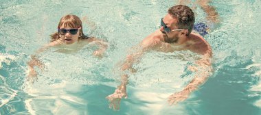 Baba ve oğul yüzme havuzunda, fotokopi alanı olan pankart. Baba oğul yüzme havuzunda gözlük takıyor. Babasıyla çocuk kaplıcada..