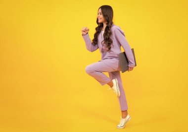 İzole edilmiş stüdyo geçmişine sahip dizüstü bilgisayarı olan öğrenci kız. Koş ve zıpla, zıplayan çocuklar. Çevrimiçi webinar video, laptop, elearning ders, pc bilgisayar çağrısı