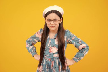 Stüdyonun arka planında izole edilmiş kameraya bakan öfkeli genç kızın portresi. Mutsuz üzgün ergen çocuk.