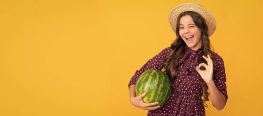 Çocuklar için sağlıklı yiyecekler. Yaz tatilinde früktoz sağlıklı beslenme. Genç kız eğleniyor. Karpuzlu yaz kızı portresi, yatay poster. Kopyalama alanı olan başlık