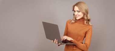 Mutlu kadın modern dizüstü bilgisayar teknolojisi gri arka plan, internet sörfü kullanıyor. Kadın portresi, kopyalanmış başlık pankartı