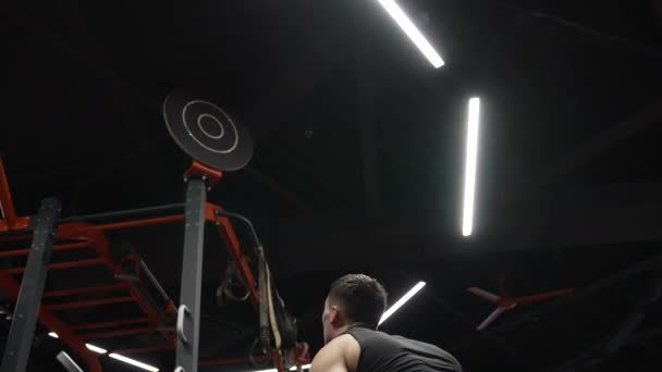 Formda Adam Spor Salonunda Ağırlık Topuyla Egzersiz Yapıyor Topla Antrenman — Stok video