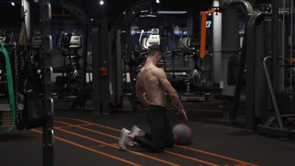 跪着的运动员把健身球扔在体育馆地板上 适合男人在健身馆做球类运动 发展健身力量 体操用球 慢动作 — 图库视频影像