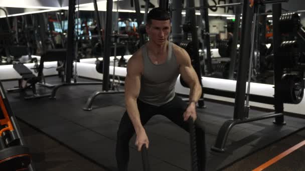 Ισχυρή Προπόνηση Crossfit Στο Γυμναστήριο Του Αθλητισμού Σχοινί Μάχης Αθλητής — Αρχείο Βίντεο