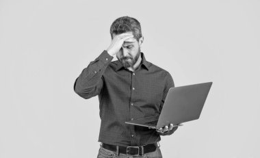 Yorgun programcı bilgisayar kullanıyor. Girişimci ya da yönetici. Çevik iş. Profesyonel ağ yöneticisi bilgisayarı tutuyor. Modern kablosuz bilgisayarı olan patron. İş adamı çevrimiçi çalışıyor. iş başarısı.