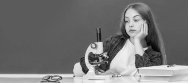 Biyoloji, kimya laboratuvarı. Araştırma eğitimi. Dürbünlü gelecekteki bilim adamı çocuk. Öğrenci pankartı. Kopya alanı olan öğrenci portresi