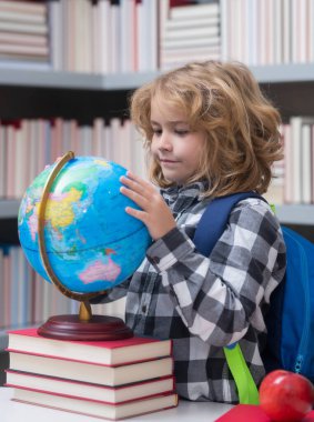 Öğrenci öğrencileri okulda dil ya da edebiyat öğreniyor. İlkokul çocuğu. Çalışan inek öğrenci portresi