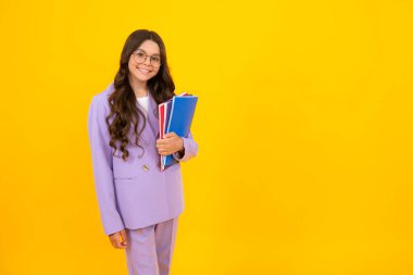 Kitaplı okul çocuğu. Öğrenim ve eğitim