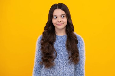 Mutlu ergen, pozitif ve gülümseyen genç kız duyguları. Güzel genç kız öğrenci. Tecrit edilmiş bir arka planda genç bir kızın portresi. Zeki liseli kız, zeki inek çocuk.