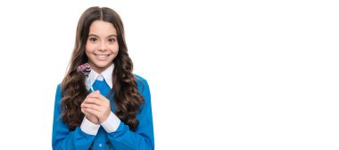 çocukluk. Genç diş bakımı. Tatlı düşkünü. Lezzetli. Kız beyazda izole edilmiş. Çikolatalı gülümseyen çocuk. Uzun kıvırcık saçlı çocuk çok tatlı yapıştı. Çubukta şeker. Şekerci.