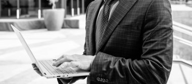 İş başarısı. Programcı bilgisayar kullansın. Girişimci ya da yönetici. Çevik iş. Profesyonel ağ yöneticisi bilgisayarı tutuyor. Modern kablosuz bilgisayarı olan patron. Çevrimiçi çalışan işadamı