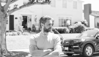 Evin ve arabanın dışında bir emlakçı var..