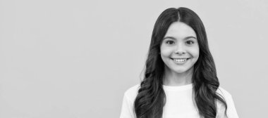 Mutlu genç kız zamanı ve saati gösteren retro çalar saati tutuyor. Çocuk yüzü, yatay poster, izole edilmiş genç kız portresi, fotokopi alanı olan pankart