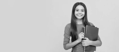 O hazır. Genç kız ders çalışmaya hazır. çocukluk mutluluğu. Mutlu çocuk ödevini yapacak. Öğrenci pankartı. Kopya alanı olan öğrenci portresi