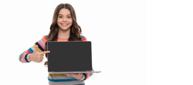 İşaret parmağı. Mutlu çocuk ürünü sunumu. Bilgisayarda okul sunumu. Çocuk video dersine hazır. Dizüstü bilgisayarı olan genç kız. Online eğitim. Okula dönüyorum. webinar PC reklamı.