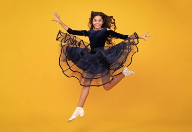 Mutlu yüz, pozitif ve gülümseyen genç kız duyguları. Hareketli elbisesi olan uzun boylu bir genç. Uçan etekli genç bir çocuk. Genç kız çırpınan elbise, sarı renkte soyutlanmış.