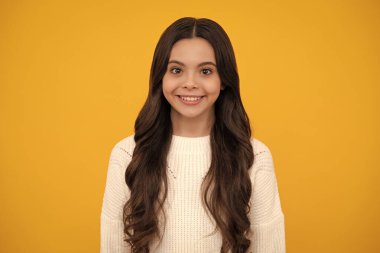 Mutlu yüz, pozitif ve gülümseyen genç kız duyguları. Tecrit edilmiş genç ve tatlı bir kız. Güzel bir çocuğun stüdyo portresi