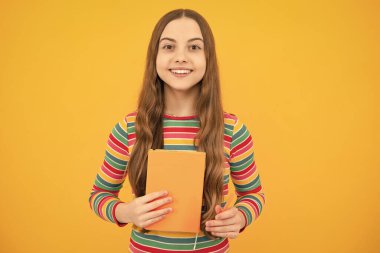 Kitaplı okul çocuğu. Öğrenim ve eğitim