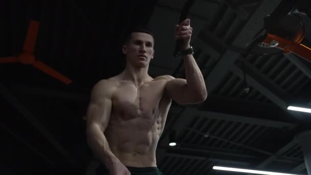 Spor Salonu Sporcu Dövüş Halatlarıyla Antrenman Yapıyor Ağır Çekim Spor — Stok video