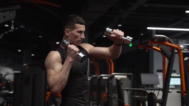 Κατάλληλος Άντρας Χτυπάει Αλήτες Στο Γυμναστήριο Αθλητής Που Κάνει Dumbbell — Αρχείο Βίντεο