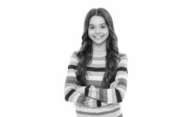 Şık çizgili süveter giyen mutlu moda çocuğu kollarını çapraz tutarak beyaz, kendinden emin bir şekilde kollarını kavuşturuyor..