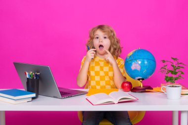 Okul çocukları. İlkokuldan bir çocuk. Öğrenci, git çalış. Zeki okul çocuğu öğreniyor. Çocuklar eğitim, bilgi ve eğitim kavramı