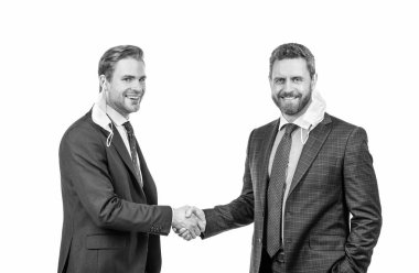 Başarılı pazarlıklar. Hoş geldiniz. Maskeli iki adam el sıkışıyor. İş adamları toplantıda. Sağlık hizmeti konsepti. İş anlaşmasından sonra ortağız. İşbirliği ve ortaklık. Meslektaşların el sıkışması.