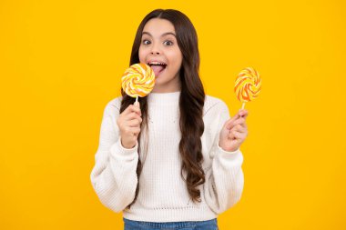 Şekerli lolipoplu çocuk. Şeker yemeyi bırak, şeker bağımlılığı. Genç diş bakımı, tatlıya düşkünlük.