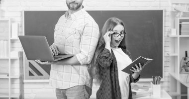 Şok olmuş öğrenci ve bilgisayar öğretmeni. Baba ve genç kız ders çalışıyor. Özel öğretmen ve çocuk defterini tutuyor. Aile yardımı. Baba ve kızı defter kullanıyor. Okula dönüyorum. çocukluk eğitimi.