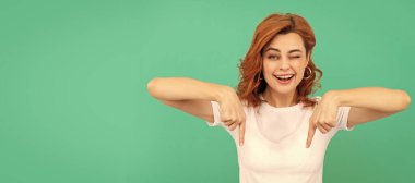 İzole edilmiş yüz portresi, fotokopi alanı olan pankart. Kırpılmış, kıvırcık saçlı, parmağıyla işaret eden kızıl saçlı kız. Kopya alanı, satış ve indirimler.