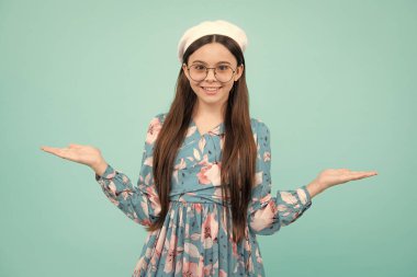 Vay canına, inanılmaz. Şok olmuş bir çocuk fotokopi alanını işaret ediyor. İki eliyle ve parmaklarıyla kenarı gösteren genç bir kız. Mutlu ergen, pozitif ve gülümseyen duygular