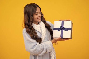 Duygusal ergen çocuk doğum gününde hediye. Komik kız elinde hediye kutularıyla yeni yılı ya da Noel 'i kutluyor.