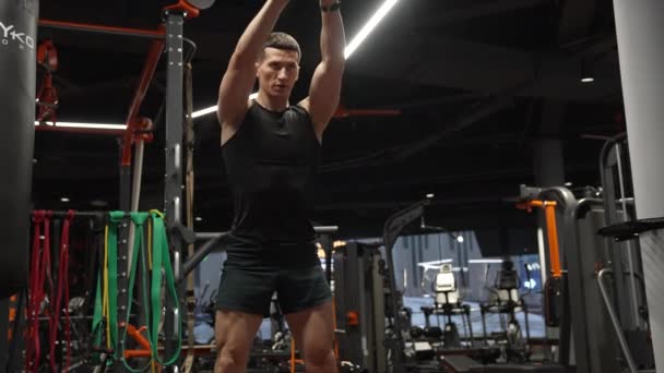 Fitness Gym Athlete Workout Kettlebell Athlete Squatting Kettlebell Fitness Gym — Stok video