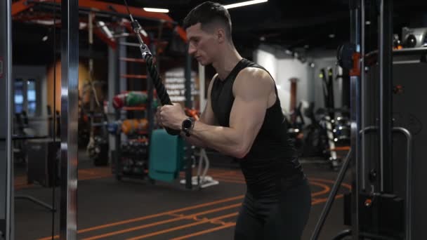 Spor Salonunda Kaslı Sporcu Haltercisi Spor Salonu Halter Makinesi Olan — Stok video