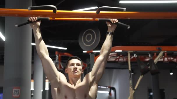 Puxem Para Cima Atleta Muscular Praticando Pullup Ginásio Esporte Atleta — Vídeo de Stock